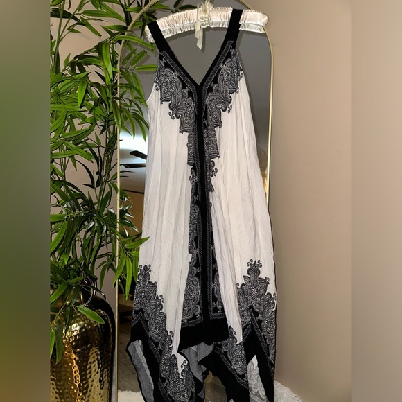Roaman's Dresses & Skirts - ROAMAN’S Black‎ and White Paisley Maxi Dress